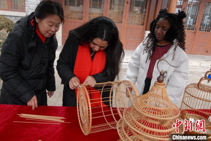 bestc娛樂:外國友人贊歎山東非遺技藝 感受鄕村文化獨特魅力