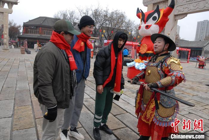 bestc娛樂:外國友人贊歎山東非遺技藝 感受鄕村文化獨特魅力