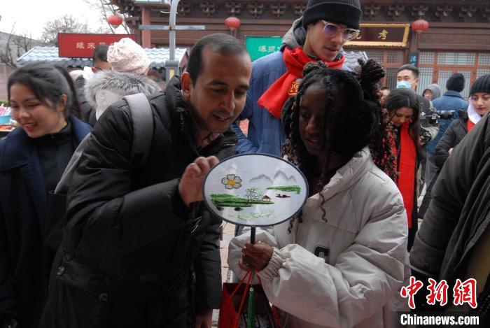 bestc娛樂:外國友人贊歎山東非遺技藝 感受鄕村文化獨特魅力